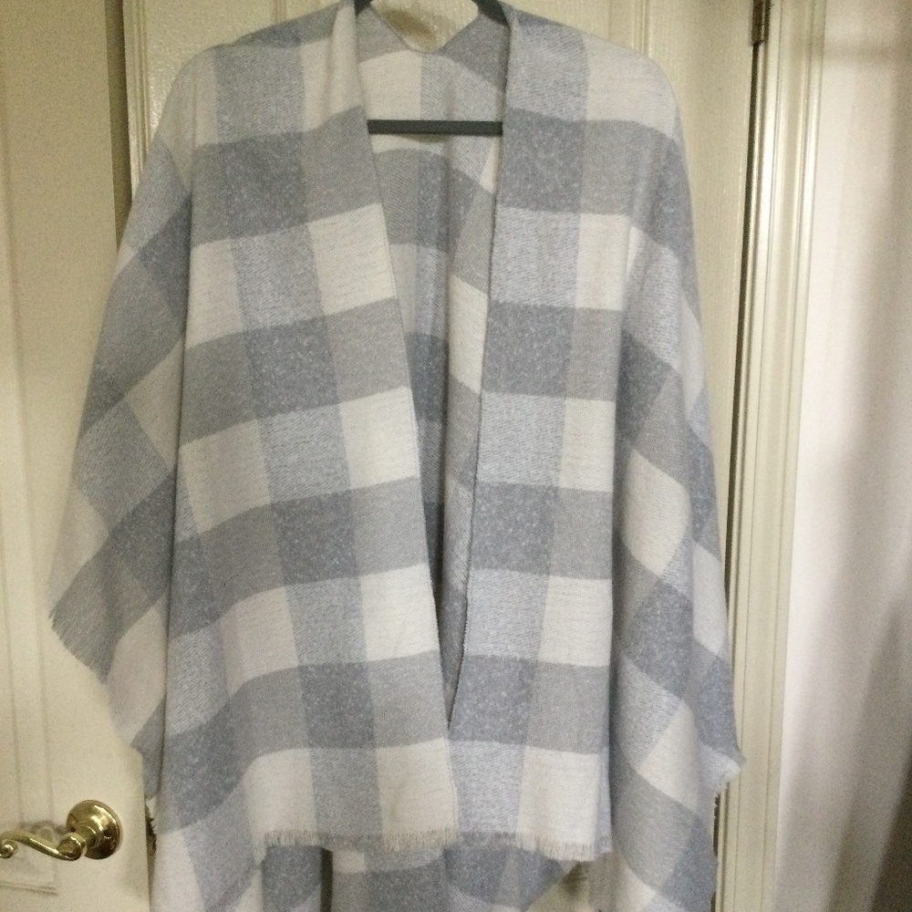 Old Navy gray & cream plaid shawl / wrap. NWT.